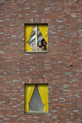 Fensterinstallation in Gelb