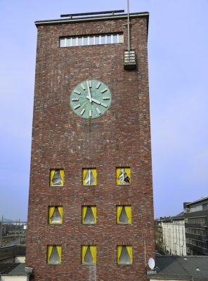 Turm Fensterinstallation in Gelb
