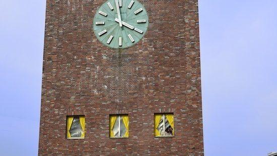 Turm Fensterinstallation in Gelb